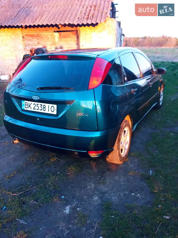 Хэтчбек Ford Focus 2000 в Жовкве