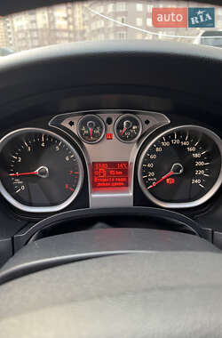 Хэтчбек Ford Focus 2011 в 