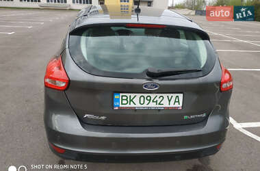 Хэтчбек Ford Focus 2015 в 
