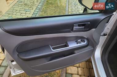 Хэтчбек Ford Focus 2011 в 