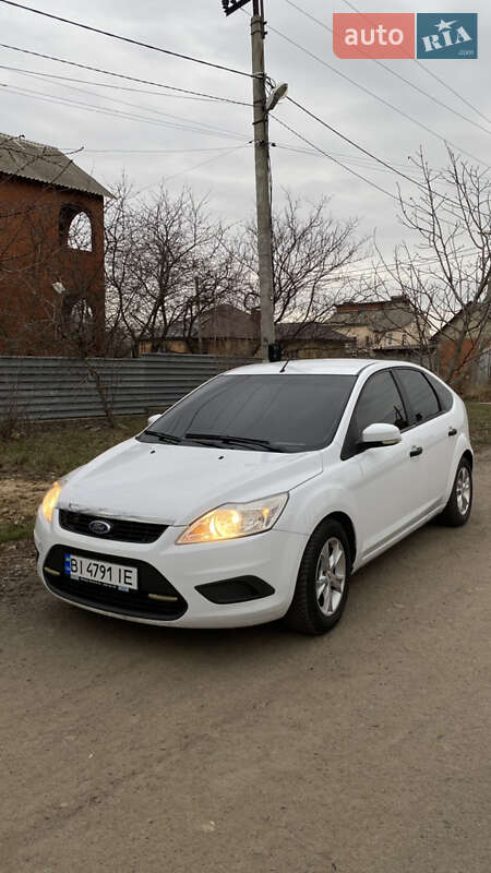 Хэтчбек Ford Focus 2011 в 