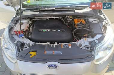 Хэтчбек Ford Focus 2015 в 