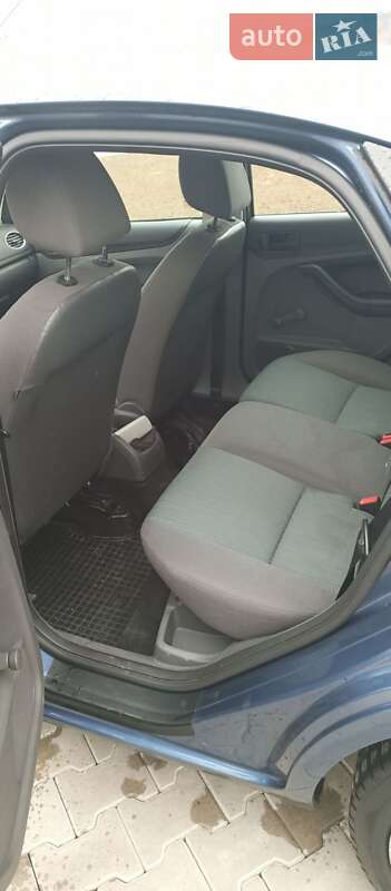 Хэтчбек Ford Focus 2006 в Вижнице