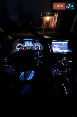 Хэтчбек Ford Focus 2011 в 