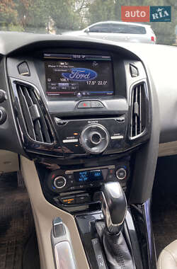Хэтчбек Ford Focus 2012 в 