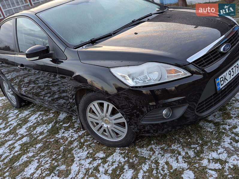 Хэтчбек Ford Focus 2011 в Рокитном