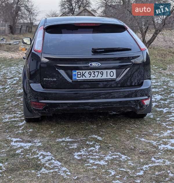 Хэтчбек Ford Focus 2011 в Рокитном