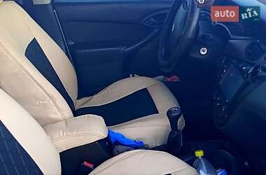 Хэтчбек Ford Focus 2000 в 