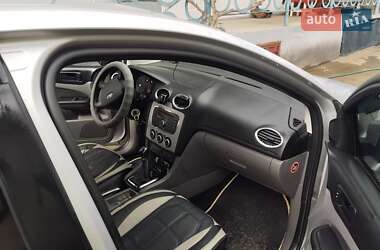 Хэтчбек Ford Focus 2011 в 