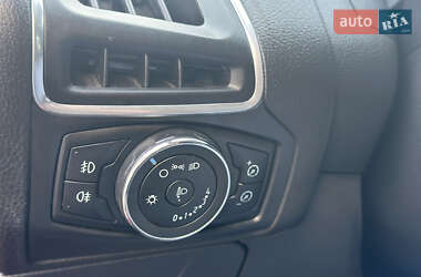 Хэтчбек Ford Focus 2012 в 