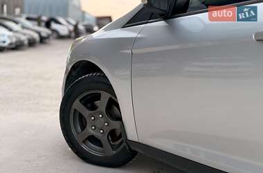 Хэтчбек Ford Focus 2011 в 