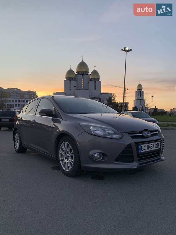 Хэтчбек Ford Focus 2011 в 