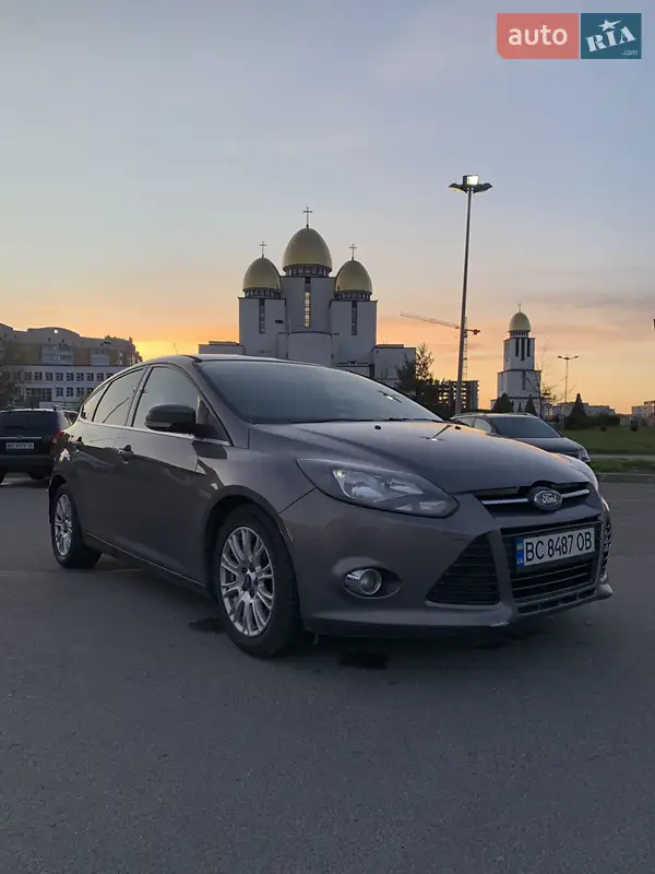 Хэтчбек Ford Focus 2011 в 