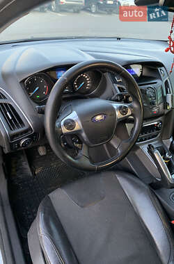 Хэтчбек Ford Focus 2011 в 