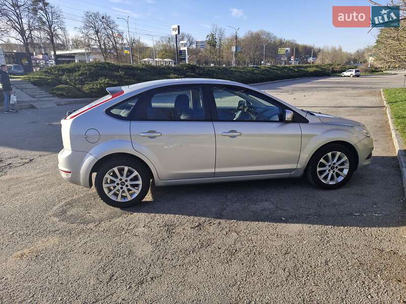 Хэтчбек Ford Focus 2010 в 