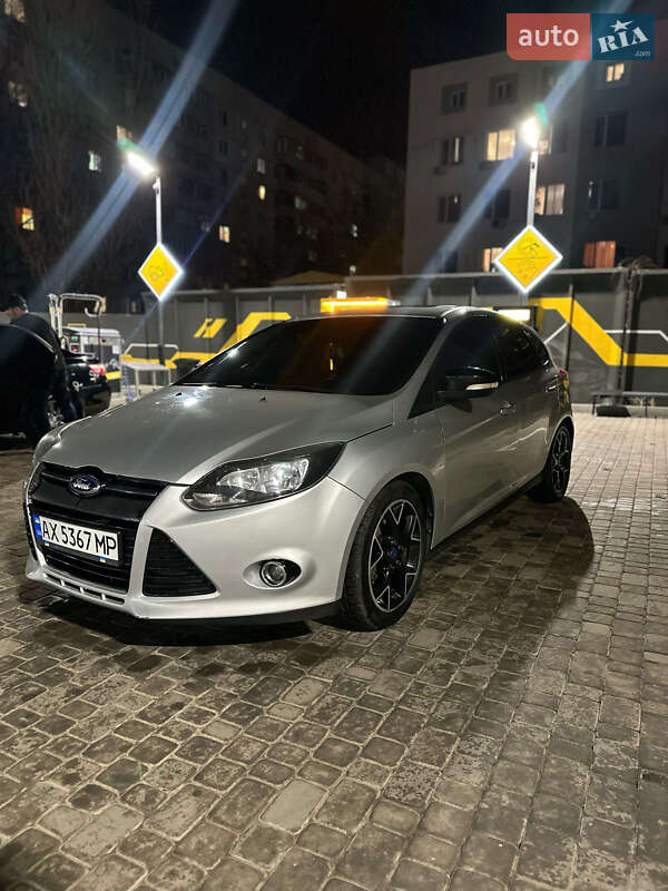 Хетчбек Ford Focus 2012 в 