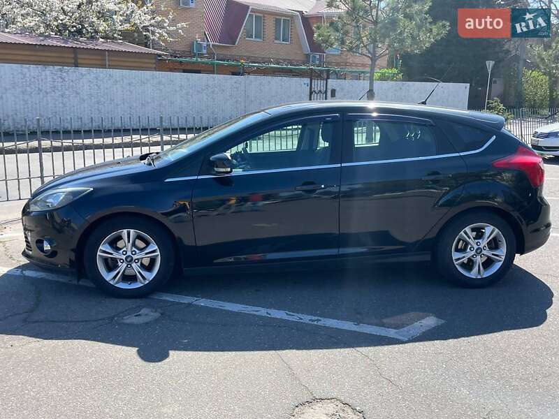 Хэтчбек Ford Focus 2013 в 