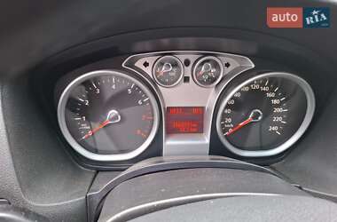 Хэтчбек Ford Focus 2011 в 