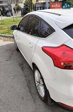Хэтчбек Ford Focus 2015 в 