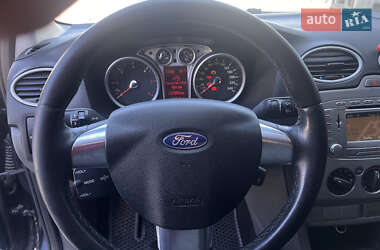 Хэтчбек Ford Focus 2011 в 