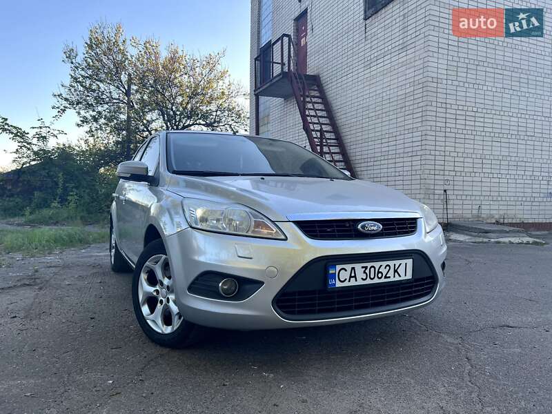 Хэтчбек Ford Focus 2010 в 