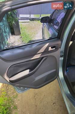 Хэтчбек Ford Focus 2005 в 