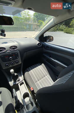 Хэтчбек Ford Focus 2011 в 