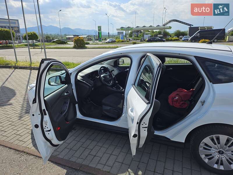Хэтчбек Ford Focus 2015 в Тячеве