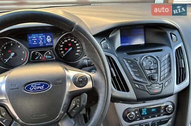 Хэтчбек Ford Focus 2011 в 