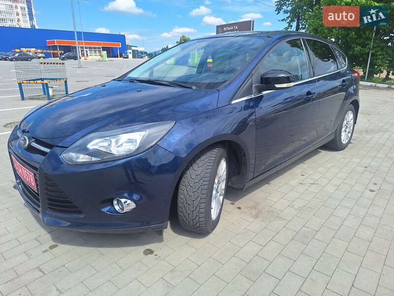 Хэтчбек Ford Focus 2012 в 
