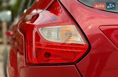 Хэтчбек Ford Focus 2011 в 