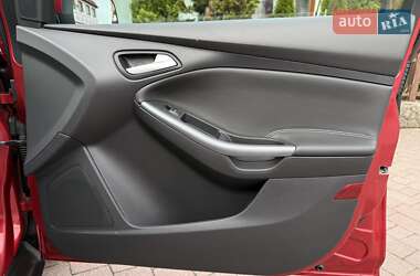 Хэтчбек Ford Focus 2011 в 