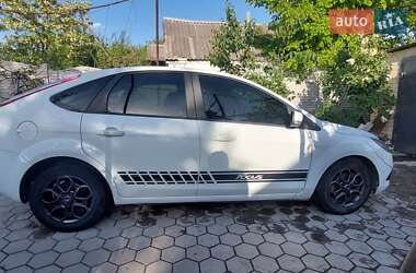 Хэтчбек Ford Focus 2011 в 