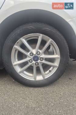 Седан Ford Focus 2015 в 