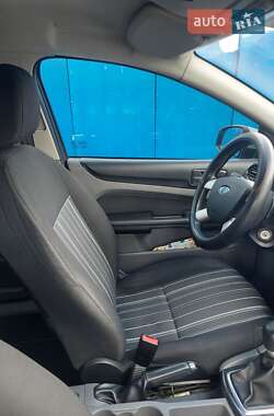 Хэтчбек Ford Focus 2011 в 