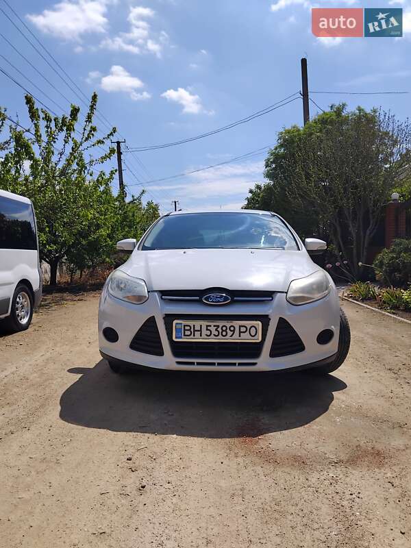 Хэтчбек Ford Focus 2012 в 