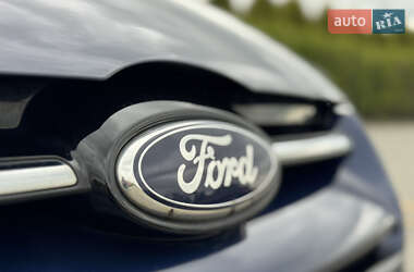 Хэтчбек Ford Focus 2012 в 