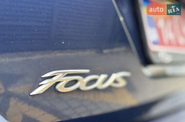 Хэтчбек Ford Focus 2012 в 