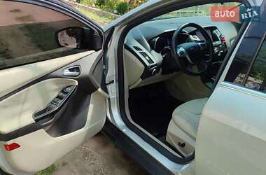 Хэтчбек Ford Focus 2012 в 