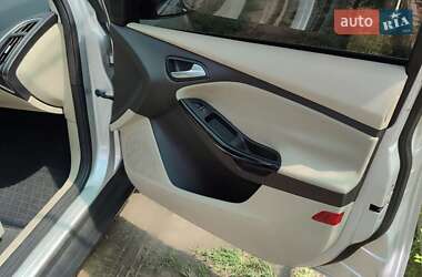 Хэтчбек Ford Focus 2012 в 