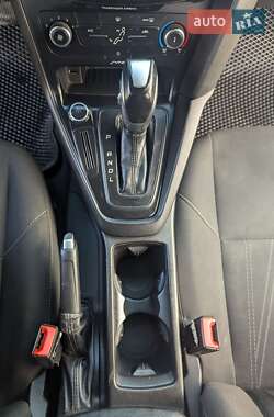 Хэтчбек Ford Focus 2015 в 