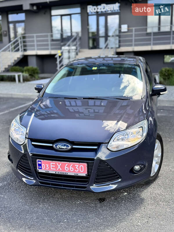 Хэтчбек Ford Focus 2011 в 