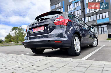 Хэтчбек Ford Focus 2011 в 