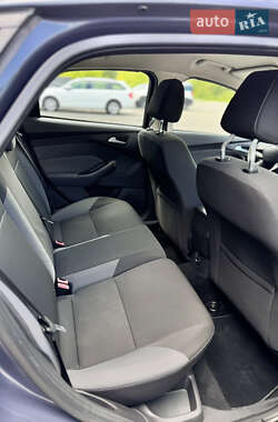 Хэтчбек Ford Focus 2011 в 