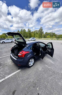 Хэтчбек Ford Focus 2011 в 