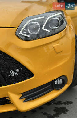 Хэтчбек Ford Focus 2012 в 