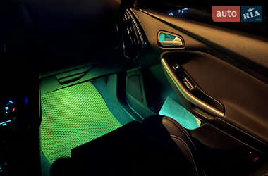 Хэтчбек Ford Focus 2012 в 