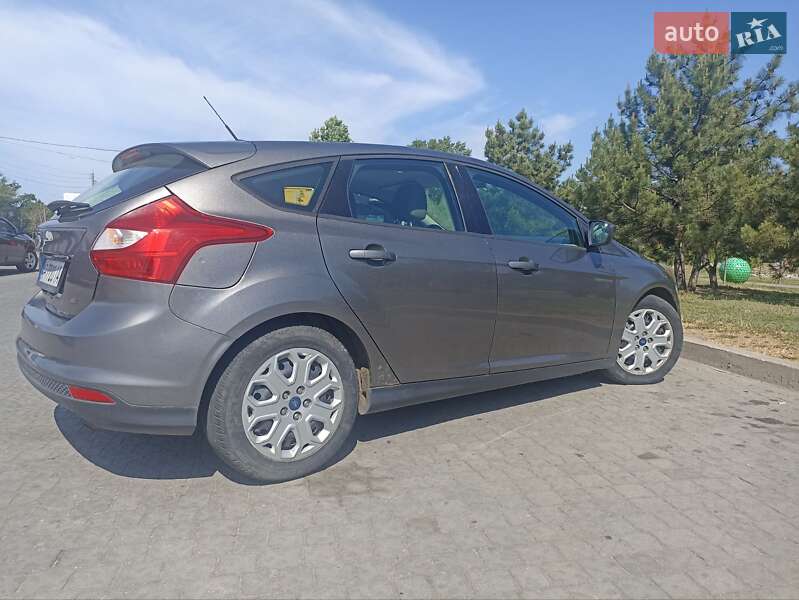 Хэтчбек Ford Focus 2011 в 