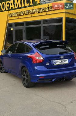 Хэтчбек Ford Focus 2013 в 