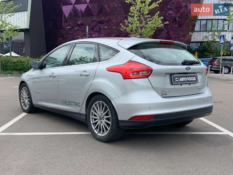 Седан Ford Focus 2016 в Киеве
